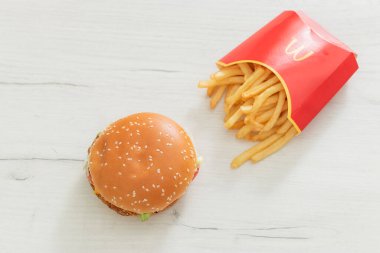 POLAND. Mayıs, 2021. McDonald 's Burger ve Fast Food Menüsü. McDonalds Corporation, 1940 yılında kurulan bir Amerikan Fast Food Restoran Zinciri. McVejetaryen yemeği,