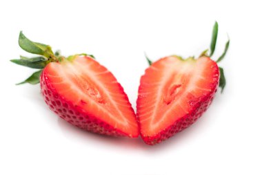 Çilek soyutlanmış. Çilekler izole edilir. Yaprak izole edilmiş çilekler. Beyaz üzerine tam ve yarım çilek. Yan görünüm çilekleri