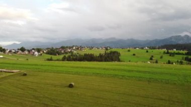 İnsansız hava aracı güzel dağ sırtı üzerinde uçarken ağaçları, bitkileri, tarlaları, 4k parallax çekimini görür..