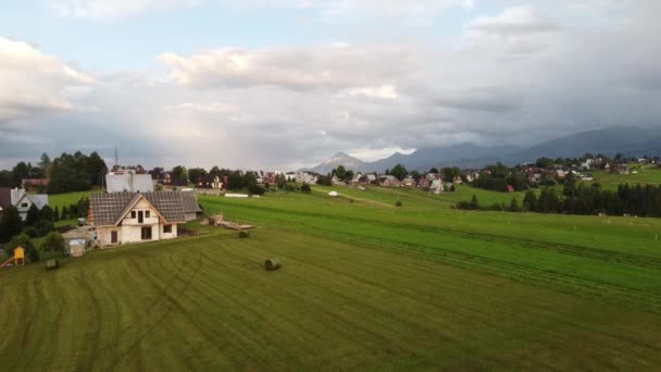 Drone Disparo Volando Sobre Hermosa Cresta Montaña Viendo Los Árboles — Vídeo de stock
