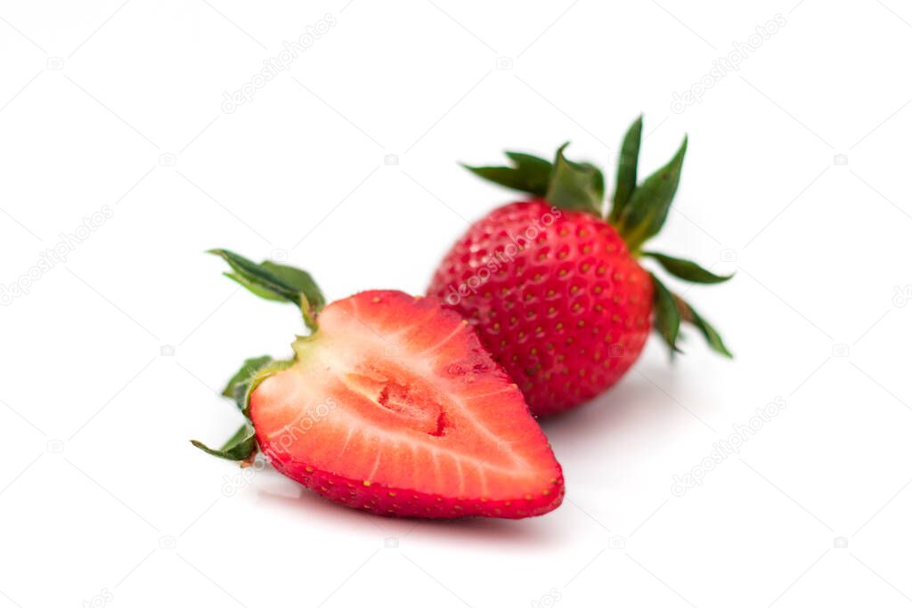 Fresa aislada. Fresas aisladas. Fresas con hoja aislada. Entero y medio