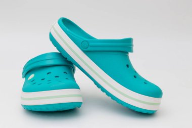 Katowice, Polonya - 05 Mayıs 2021: Timsah ayakkabıları illüstrasyon başyazısı. Beyaz arkaplanda izole edilmiş sandaletler