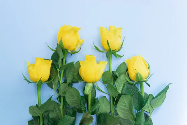 Čerstvá Žlutá Růže Fialová Tulipánová Kytice Vedle Leží Srdce Podobě — Stock fotografie