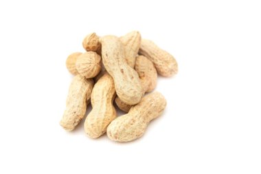 Beyaz arka planda izole kabuk organik fıstık. Fıstık yakın çekim yığını.