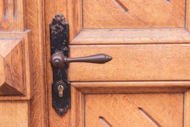 Kapı kolu. Tahta kapılardaki demir kapı kolu kapanır..