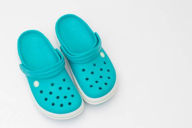 Katowice, Polonya - 05 Mayıs 2021: Timsah ayakkabıları illüstrasyon başyazısı. Beyaz arkaplanda izole edilmiş sandaletler