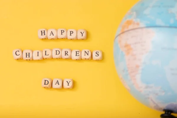 Universeller Kindertag Beschriftung Kindertag Auf Gelbem Hintergrund Mit Weltkugel — Stockfoto