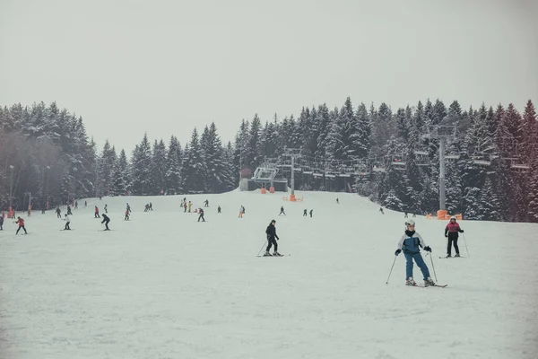 Skiers Ride Snowy Mountain Winter Holiday Concept — Fotografia de Stock