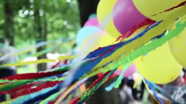 Dekoracje Uliczne Przyjęcie Dla Dzieci Balony Wstążki Zdobią Wakacje Dla — Wideo stockowe
