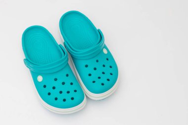 Katowice, Polonya - 05 Mayıs 2021: Timsah ayakkabıları illüstrasyon başyazısı. Beyaz arkaplanda izole edilmiş sandaletler