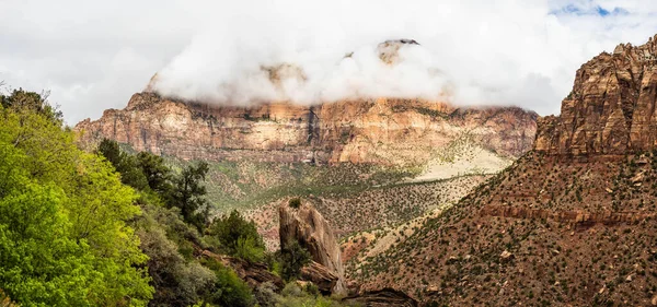 Montanhas Parque Nacional Sião Utah Com Pesado Nublado Nuvens Passando — Fotografia de Stock