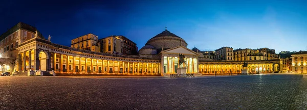意大利那不勒斯圣弗朗切斯科 达波拉大教堂的全景将近了 教堂位于人民广场 Piazza Del Plebiscito — 图库照片