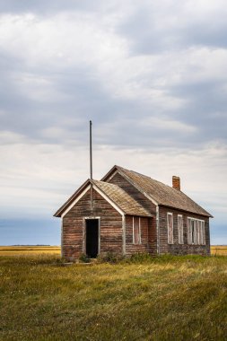 Kuzey Dakota 'da bir gece yarısı terk edilmiş bir okul binası..