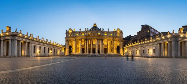 位于圣皮埃特罗广场或圣彼得斯广场的全景 在蓝色的时间里 可以俯瞰梵蒂冈的大教堂 — 图库照片