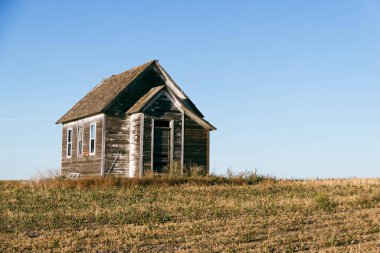Kuzey Dakota 'da sonbahar renkleriyle günbatımında Büyük Ovalar' da eski bir taşra kilisesi.