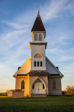 Kuzey Dakota 'da sonbahar renkleriyle günbatımında Büyük Ovalar' da eski bir taşra kilisesi.