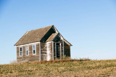 Kuzey Dakota 'da sonbahar renkleriyle günbatımında Büyük Ovalar' da eski bir taşra kilisesi.