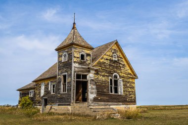 Akşamları Kuzey Dakota 'da terk edilmiş eski bir kilise..