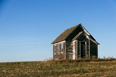 Kuzey Dakota 'da sonbahar renkleriyle günbatımında Büyük Ovalar' da eski bir taşra kilisesi.