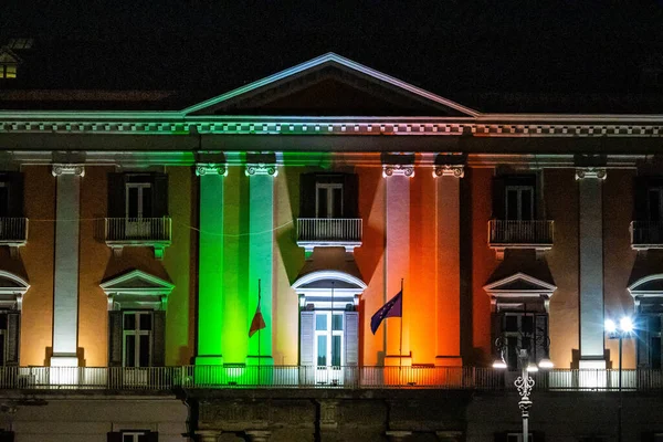 Napoli 'de geceleri İtalya bayrağının renklerini Piazza del Plebiscito' nun etrafında sergiliyor..