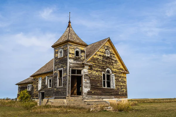 Akşamları Kuzey Dakota 'da terk edilmiş eski bir kilise..