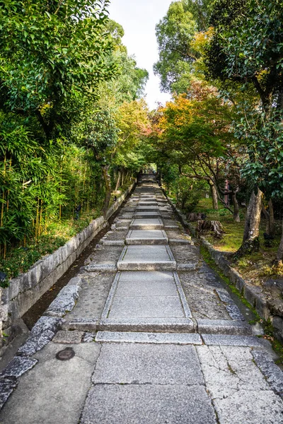 Σκάλα Μέσα Από Ένα Zen Όπως Κήπο Στο Συγκρότημα Ναό — Φωτογραφία Αρχείου