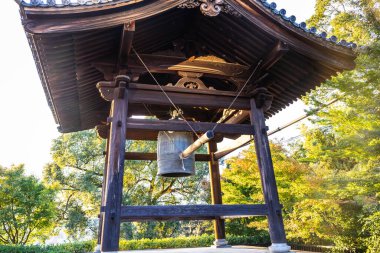 Kyoto, Japonya 'daki Kodaiji tapınağında büyük bir Japon tapınağı çanı..