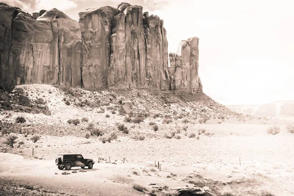 Black Jeep Wrangler Alone Southwest Desert Landscape Large Cliffs Distance — Stock Photo, Image