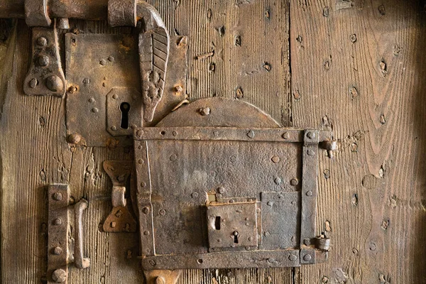 Old Vintage Lock Weathered Wooden Door Diffused Sunlight — Fotografia de Stock