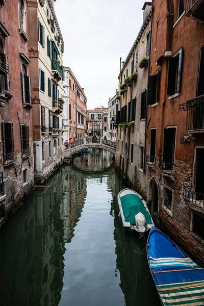 Csónakok Úszó Nyugodt Csatornák Velence Olaszország — Stock Fotó