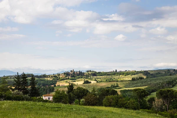 Rural View Tuscany Rolling Green Hills Traditional Tuscan Architecture Partly — Fotografia de Stock