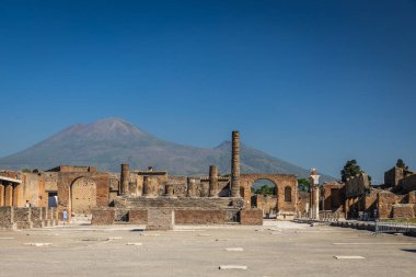 İtalya 'daki Vezüv Dağı' nın üzerinde açık mavi gökyüzü olan Pompei harabeleri..