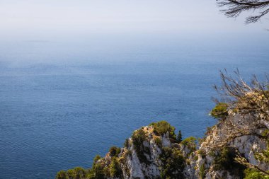 Açık güneşli bir günde, yüksek bir görüş açısı için Akdeniz 'e bakan kayalık bir tepenin zirvesi..
