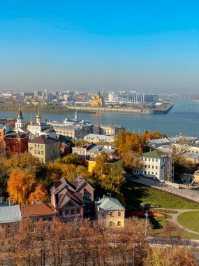 Sonbaharda Nizhny Novgorod. Oka ve Volga nehirlerinin oku. Stadyum manzarası ve Alexander Nevsky Katedrali