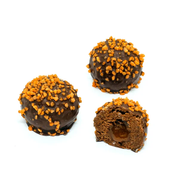 Csokoládé Narancs Pöttöm Négy Sütemények Karamell Narancs Folyadék Töltelék Elszigetelt — Stock Fotó