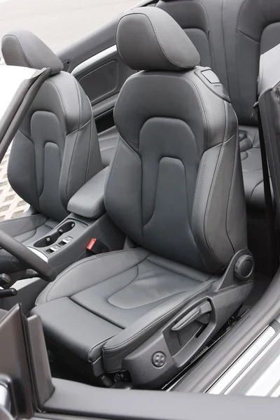 Cabrio Samochód sportowy czarne skórzane fotele — Zdjęcie stockowe