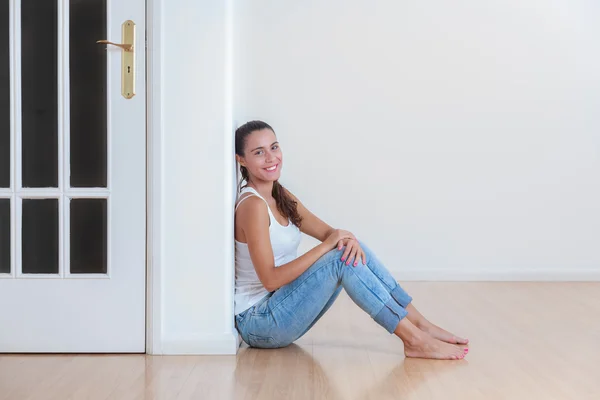 Jeune femme dans une nouvelle maison — Photo