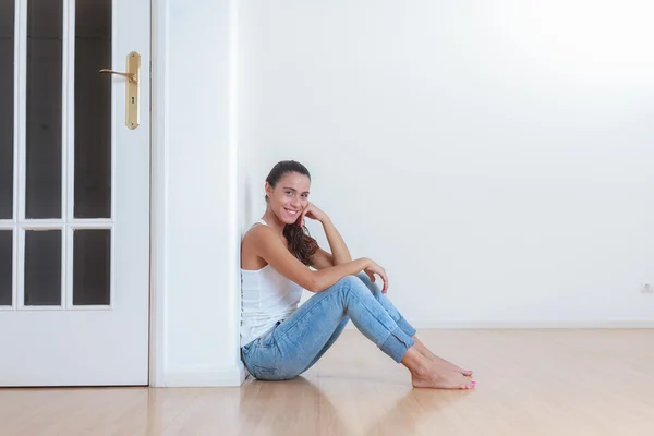 Giovane donna in nuova casa — Foto Stock