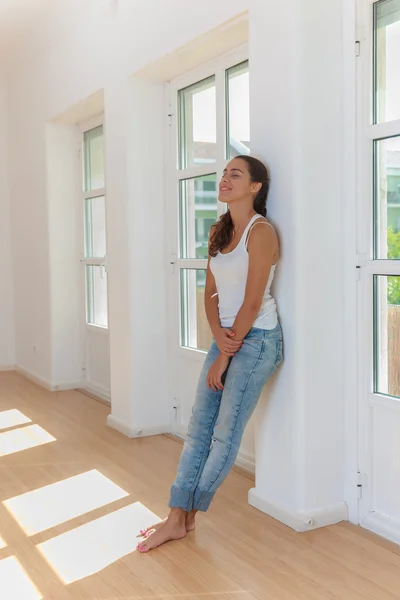 Mujer joven en nuevo hogar — Foto de Stock