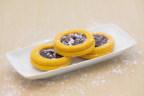 Vanille cookies met aardbei jelly in centrum — Stockfoto