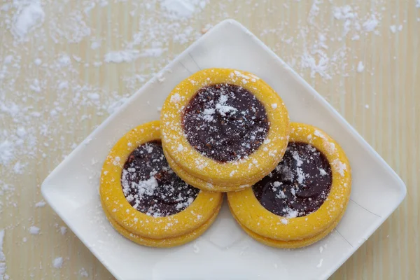 Biscoitos de baunilha com geleia de morango no centro — Fotografia de Stock