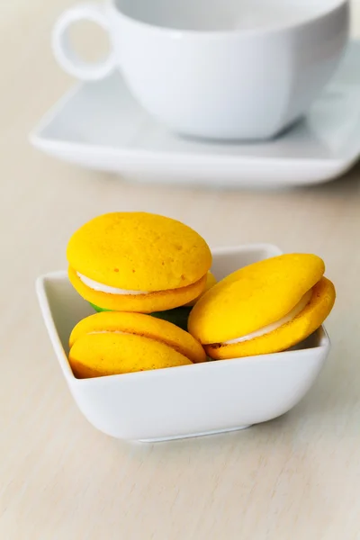 Biscuits ronds au marron jaune avec crème au citron — Photo