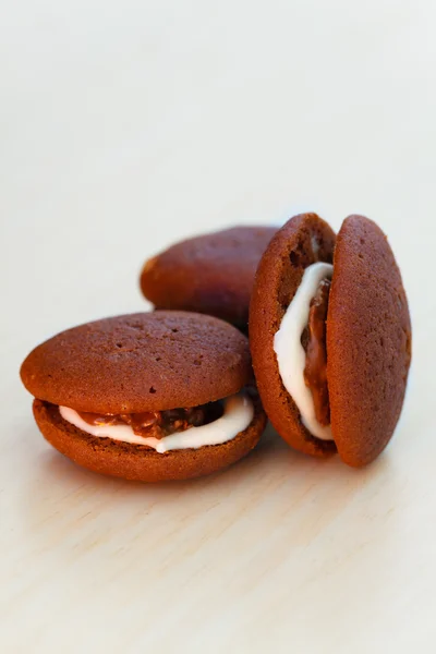 Biscoitos de chocolate marrom com nozes e creme de chocolate branco — Fotografia de Stock