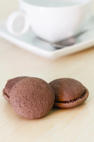 Biscotti marroni al cioccolato con crema al cioccolato nero — Foto Stock