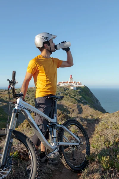 Dağ bisikletçinin içme suyu — Stok fotoğraf