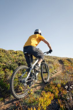 dağ bisikletçinin sürme kir iz