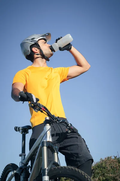 Mountain biker drinking water — Stock Photo, Image