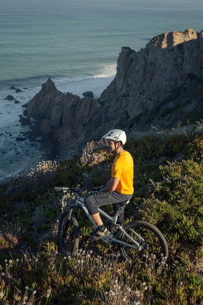 Mountain biker korzystających widokiem na ocean — Zdjęcie stockowe