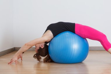 jimnastik yaparken uygun kadın egzersiz