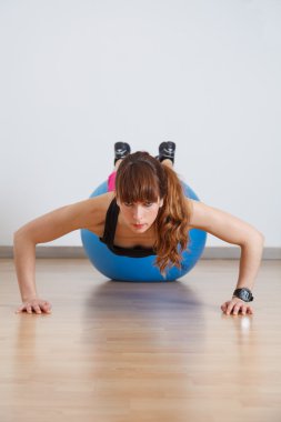 jimnastik yaparken uygun kadın egzersiz